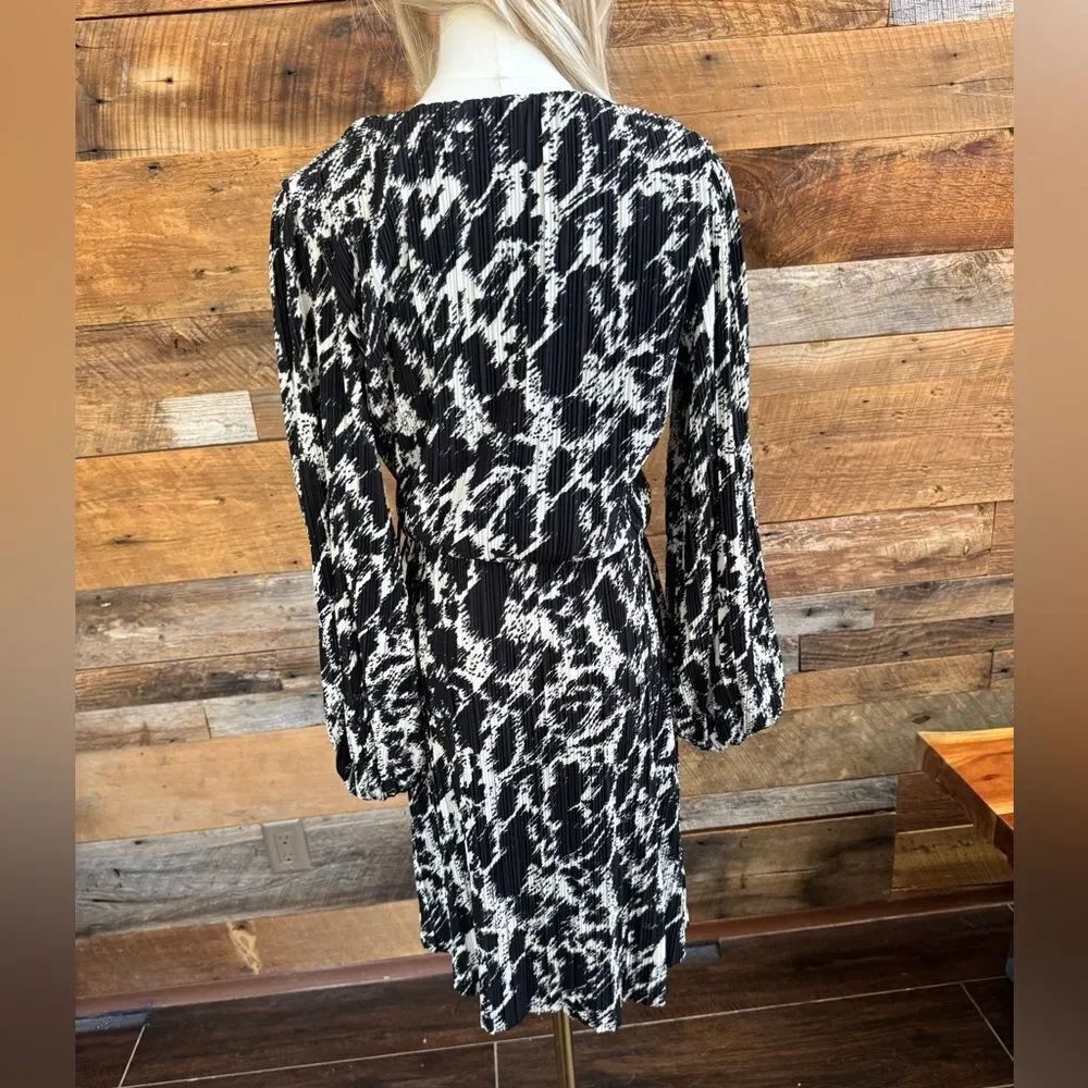 H&M PLISSÉ WRAP DRESS - Picture 4 of 14